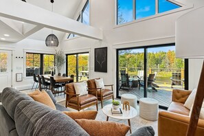 TV, fireplace, video games, books - Top Spot for Getaways & Holidays (Cornell)