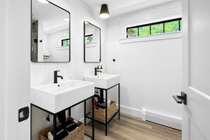 Secador de cabelo, toalhas de banho