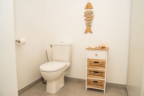Shower, hair dryer, towels - Sète, Beau T4, proche plages, terrasse et parking (Sète)