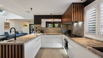 Een koelkast, een microgolfoven, een vaatwasser