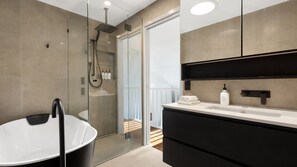 Dusche, Haartrockner, Handtücher