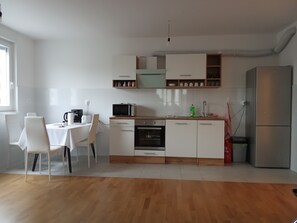 Frigorífico, microondas, horno y placa de cocina