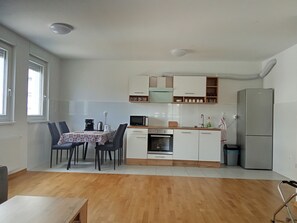 Fridge, microwave, oven, stovetop - Completely new 2-bedroom apartment in Zagreb with AC, WiFi (Zagreb)