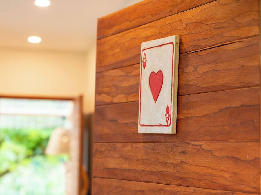 Pared de madera con una carta de juego que muestra un símbolo de corazón.