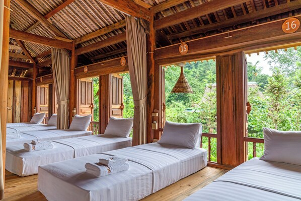 Blackout drapes, free WiFi, bed sheets