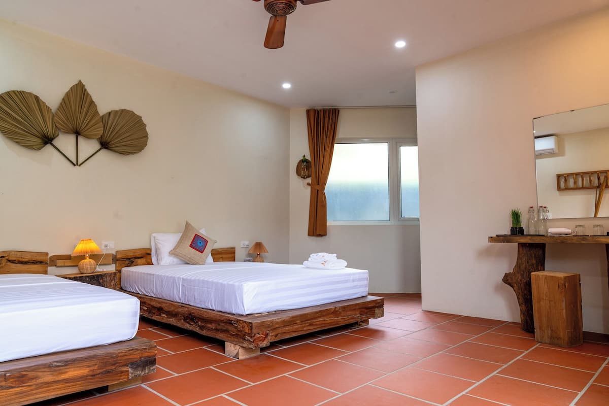Suite familiar, vista al jardín | 1 habitación, cortinas blackout, wifi gratis y ropa de cama