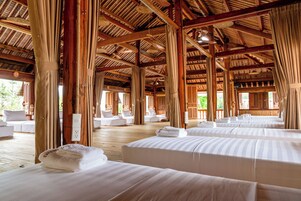 Cortinas blackout, wifi gratis y ropa de cama 