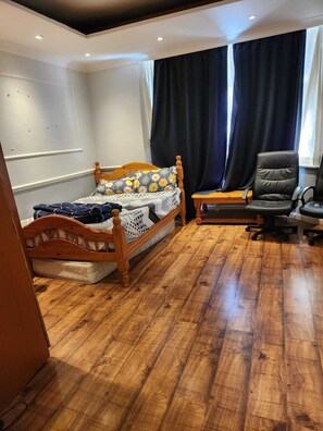 1 bedroom, iron/ironing board, WiFi, bed sheets - Large room near wembley stadium. 3 min walk to stadium. Awesome location (Wembley)