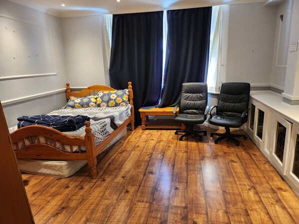 1 bedroom, iron/ironing board, WiFi, bed sheets - Large room near wembley stadium. 3 min walk to stadium. Awesome location (Wembley)