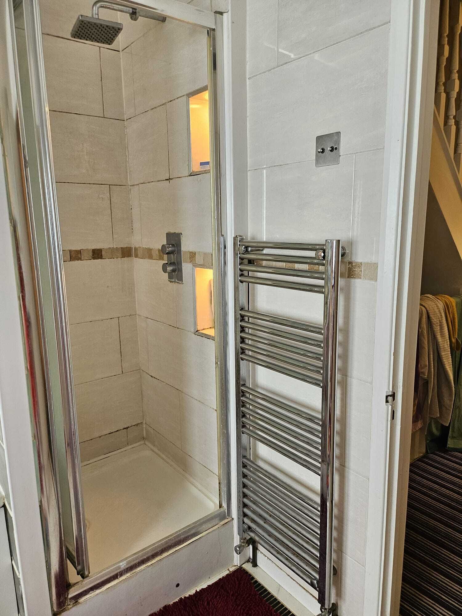 Secador de cabelo, toalhas de banho, sabonete, papel higiênico