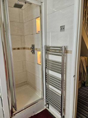 Hair dryer, towels, soap, toilet paper - Large room near wembley stadium. 3 min walk to stadium. Awesome location (Wembley)