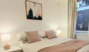 3 bedrooms, desk, iron/ironing board, travel cot - Southbank Boulevard Retreat (Southbank)