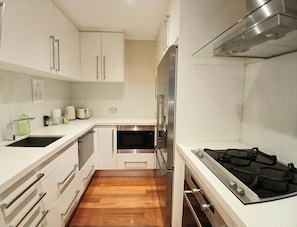 Jääkaappi, mikroaaltouuni, uuni, liesi