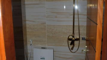Douche, serviettes fournies, savon, papier toilette
