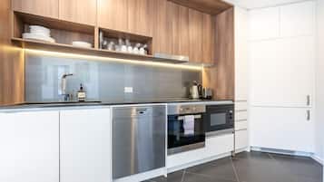 Kjøleskap, mikrobølgeovn, ovn og kokeplater