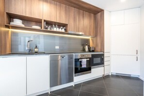 Køleskab, mikrobølgeovn, ovn, kogeplade