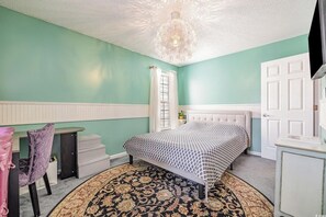 3 chambres, bureau, fer et planche à repasser, lit parapluie