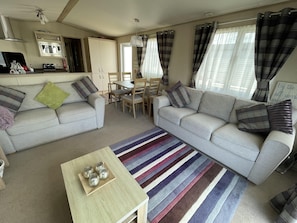 Cabaña | Área de sala de estar | Televisión y chimenea