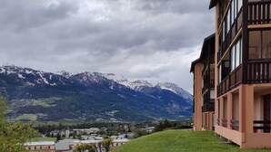 Un edificio con vistas a montañas nevadas.
