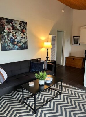 Smart TV - Charming 1-bedroom house with WiFi, AC in peaceful Santa Barbara (Santa Barbara)