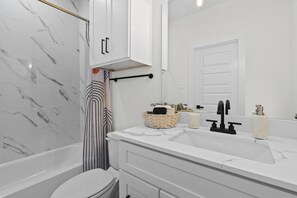 Sèche-cheveux, serviettes fournies, savon, shampoing