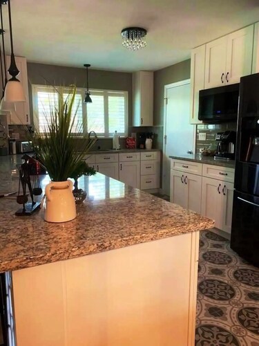 Alcazar House walk to Historic District .


