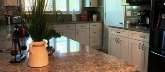 Alcazar House walk to Historic District .


