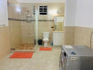 Toalhas de banho, papel higiênico