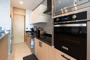 Kjøleskap, mikrobølgeovn, ovn og kokeplater