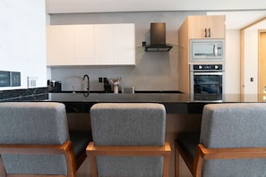 Fridge, microwave, stovetop, dishwasher