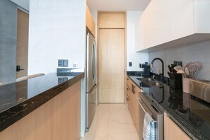 Køleskab, mikrobølgeovn, ovn, kogeplade