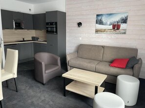 Living area - 150m from ski slopes, 1st floor, view mountain, swimming pool, balcony, tv, ski locker, 42m² (Eaux-Bonnes)
