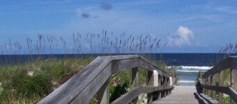 Luxury 3BR Townhome in St. Augustine with pool gym access. Also close 2 beaches.