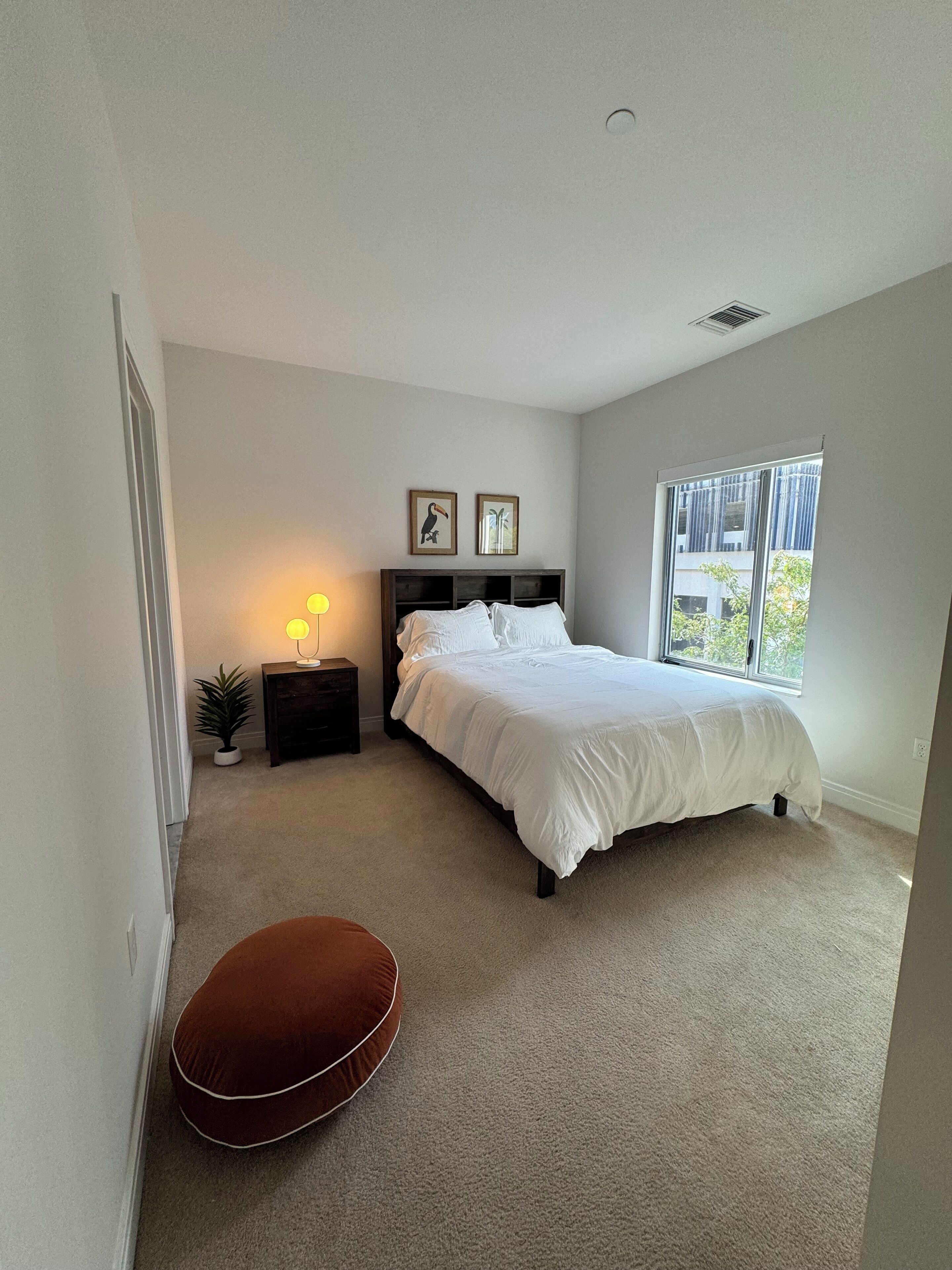 2BR2B Modern Oasis D/twn Detroit with Pool. Walk to all stadiums and theatres