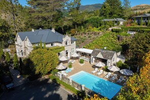 A large house with a swimming pool, outdoor seating, and a garden. - Pihopa Retreat (Nelson)
