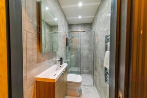 Secador de cabelo, toalhas de banho, sabonete, shampoo