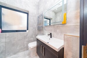 Secador de cabelo, toalhas de banho, sabonete, shampoo