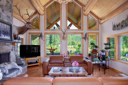 House on the river with an amazing view of the Cabinet Mountains! 