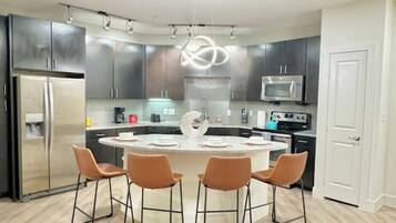 Geladeira, micro-ondas, fogão, cooktop