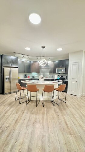 2BR Modern 2mi to Six Flags, La Cantera & Dining