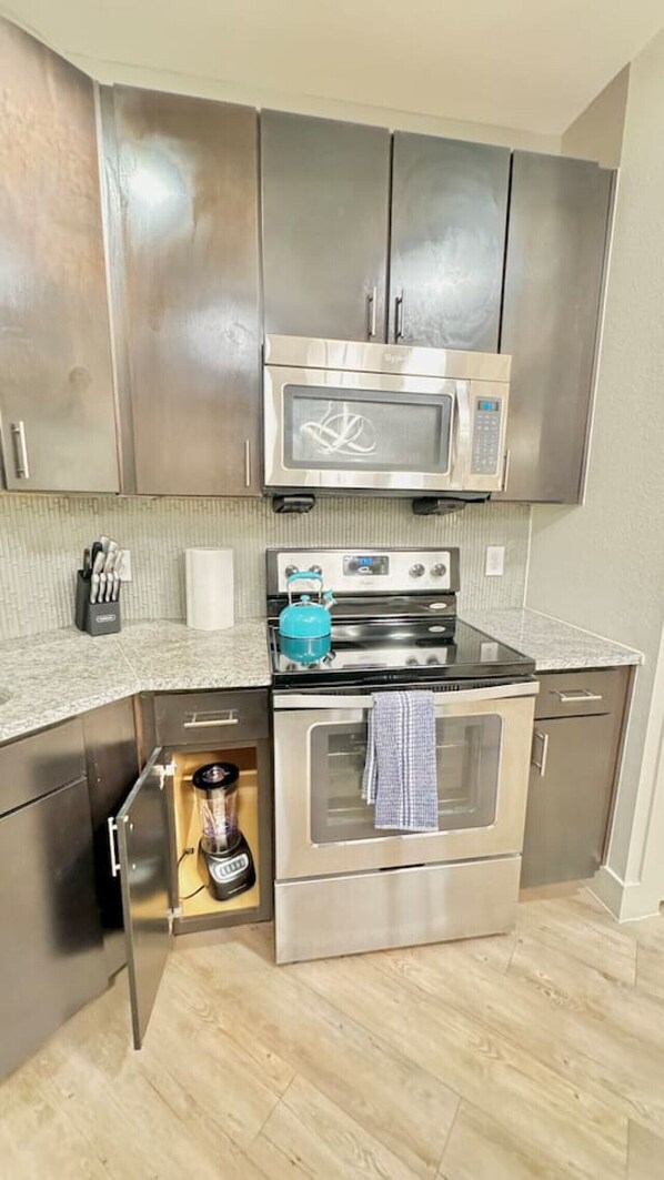 Frigorífico, microondas, horno y placa de cocina