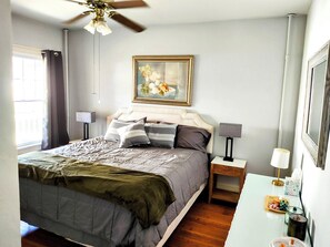 7 室のベッドルーム、デスク、アイロン / アイロン台、旅行用ベビーベッド