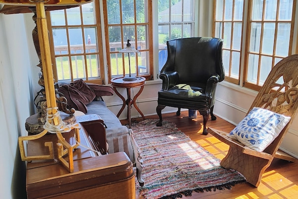 Älytelevisio, takka, kirjoja