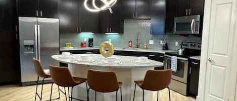 Refrigerador, microondas, horno, placa de cocina