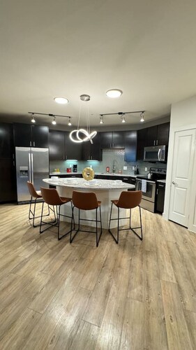 @Six Flags, La Cantera & Dining: Your Perfect Base