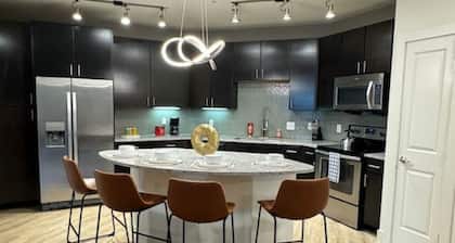 @Six Flags, La Cantera & Dining: Your Perfect Base