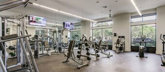 Lux 2BR 2Mi to Six Flags, La Cantera w/ Pool & Gym