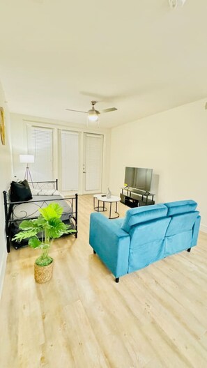 2 habitaciones, escritorio, tabla de planchar con plancha y wifi 