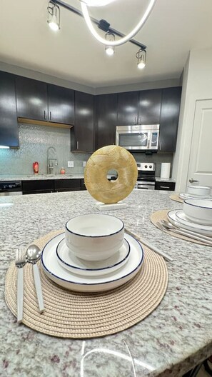 Fridge, microwave, oven, stovetop - Stylish 2BR – 2mi to Six Flags,La Cantera & Dining (San Antonio)