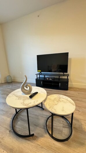 Interior - Stylish 2BR – 2mi to Six Flags,La Cantera & Dining (San Antonio)